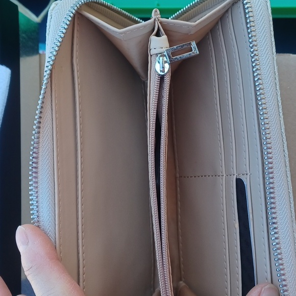 Guess wallet - Picture 3 of 6